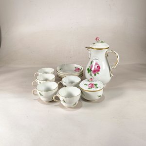 Lote siguiente: Juego de Loza con Flores Rosas: Cafetera, Azucarero, 5 Tazas y 5 Platos