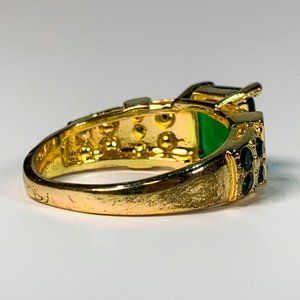 Anillo Dorado con Piedras Verdes y Engarce Superior - imagen 3
