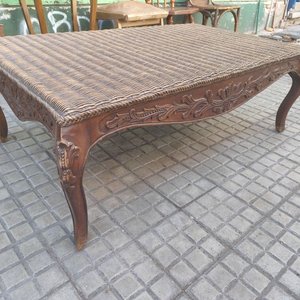 Lote siguiente: Mesa Ratona Francesa Estilo Provincial con Tapa de Ratán y Detalles Tallados