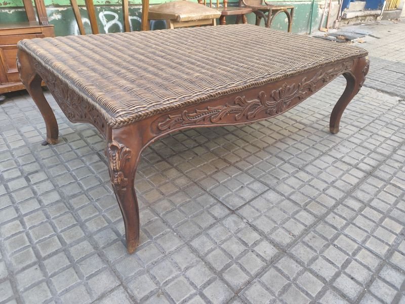 Mesa Ratona Francesa Estilo Provincial con Tapa de Ratán y Detalles Tallados