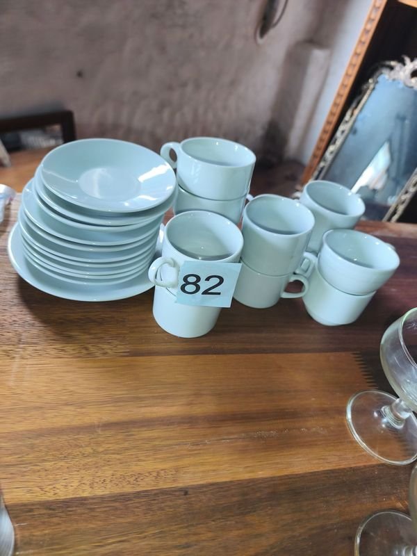 Juego de Tazas y Platos de Café Blancos