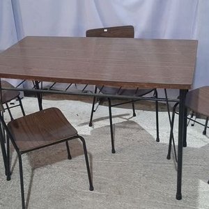 Lote anterior: Mesa Marrón con 4 Sillas de Madera y Metal