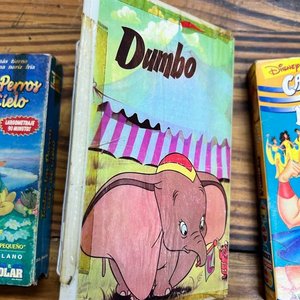 Lote de 3 Videocassettes VHS Infantiles: Todos los Perros van al Cielo, Dumbo y Disney Canta con Nosotros de Hércules - imagen 2