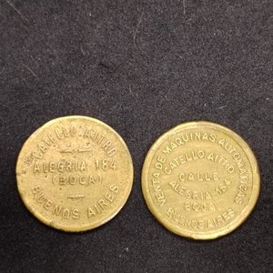 Lote de 2 fichas de máquinas automáticas "La Lechuza" de bronce, Buenos Aires - imagen 4
