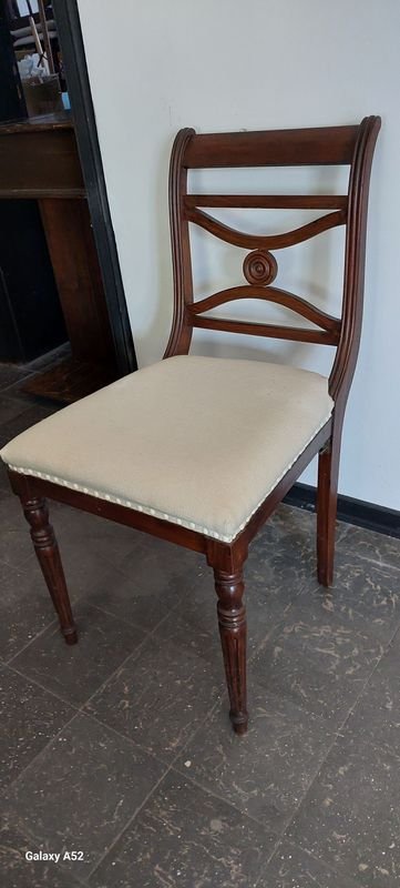Sillas inglesas de madera con estilo clásico - imagen 4