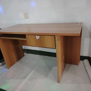 Escritorio de madera con espacio para teclado, cajón y torre - imagen 8