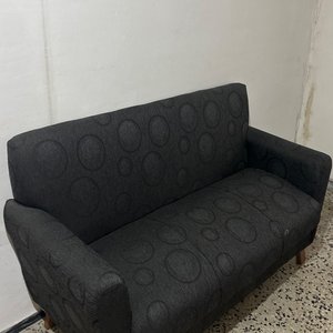 Lote anterior: Sofá de dos cuerpos con diseño de círculos
