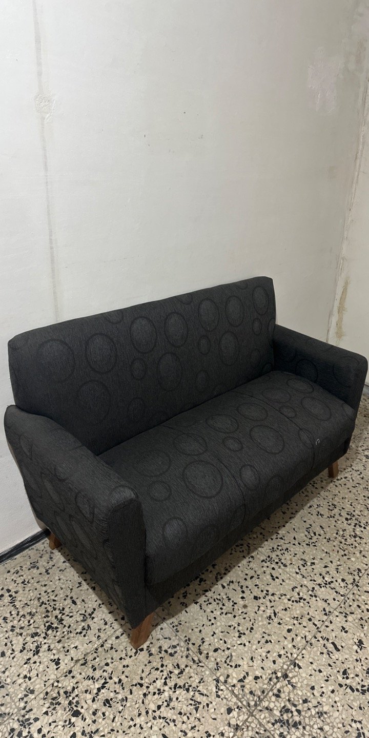 Sofá de dos cuerpos con diseño de círculos