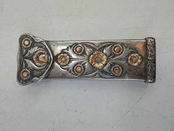 Vaina de Metal con Flores Repujadas y Detalles Dorados
