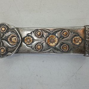Lote anterior: Vaina de Metal con Flores Repujadas y Detalles Dorados