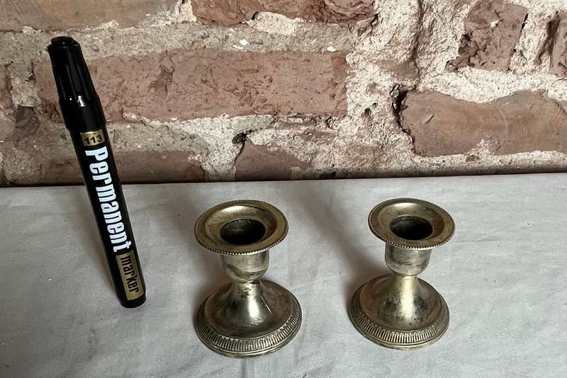 Par de Veladores de Platina con Base Repujada