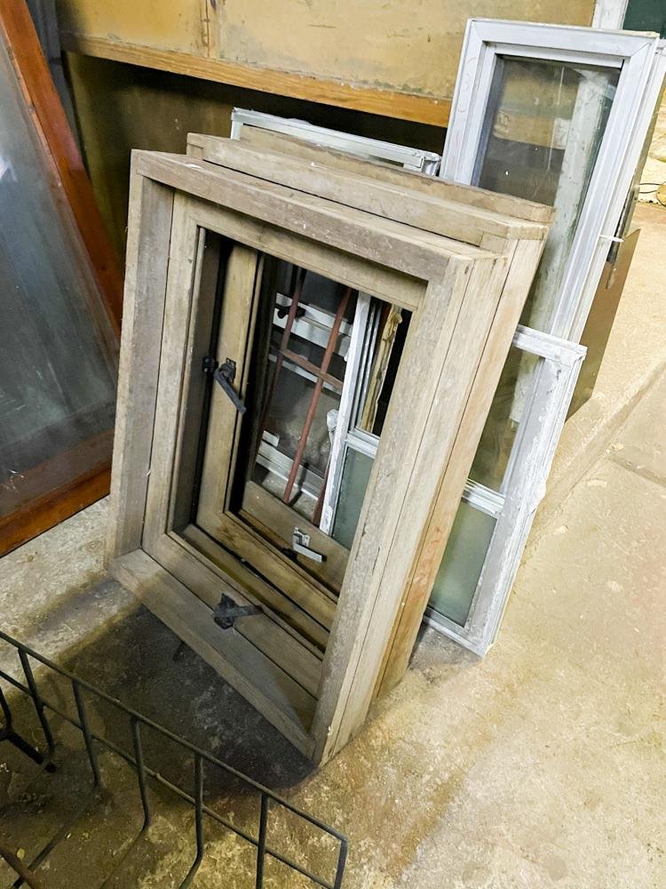 Tres Ventanas de Cedriño con Marco Batiente y Hoja Vertical (80x60 cm)