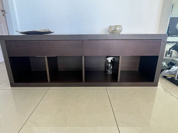 Cómoda de madera enchapada wengue con decoración - imagen 3