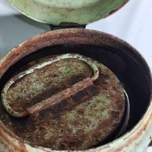 Tarro Antiguo Metálico con Tapa de Corcho y Asa - imagen 4