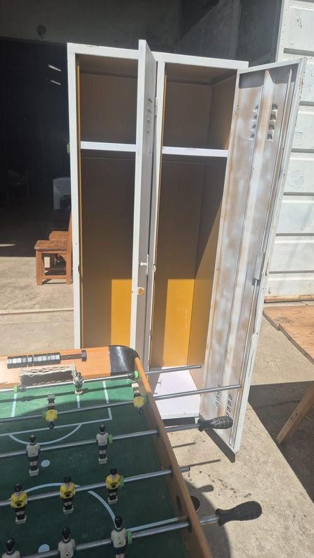 Almacén metálico de dos puertas en buen estado - imagen 2