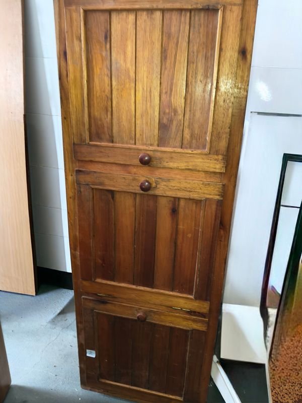 Bajo Mesada de Cedro con Tres Puertas