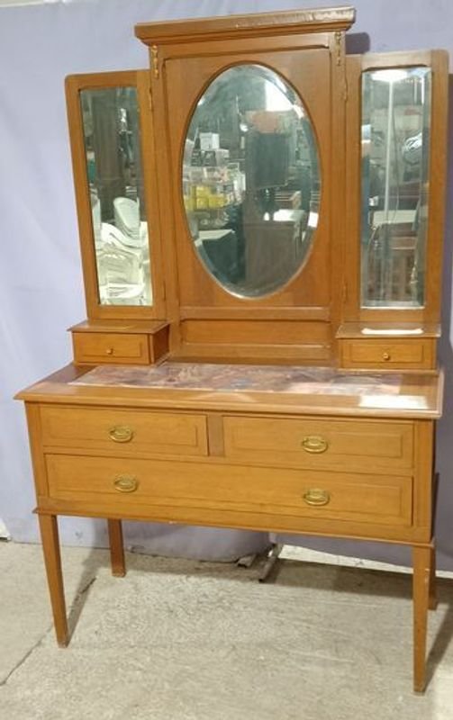 Tocador de Roble con 3 Espejos Biselados y Herrajes de Bronce