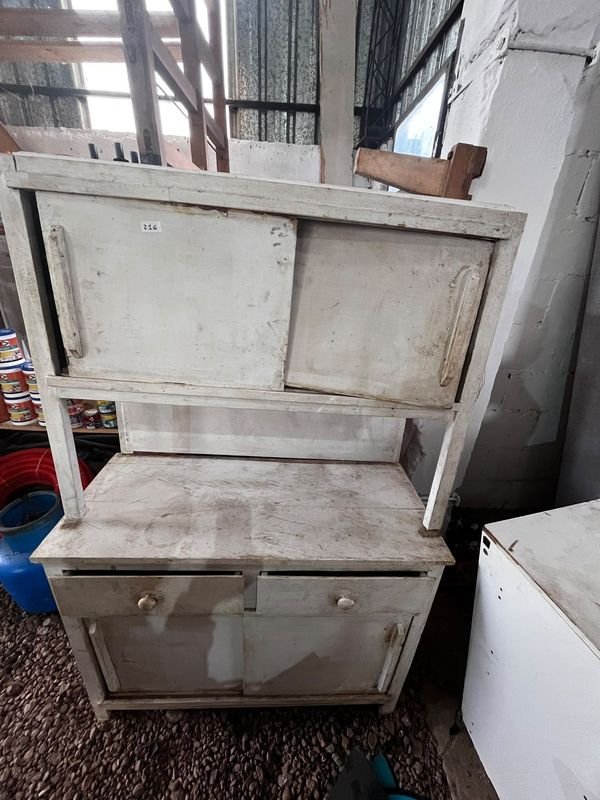 Alacena Blanca Antigua de Madera con Puertas Corredizas y Cajones