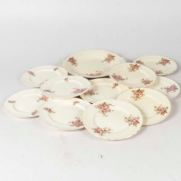 11 Piezas de lunch de loza inglesa (6 diferentes), diseño floral, borde dorado (desgastado). 4 Platos craquelados Medidas: 18 - imagen 1