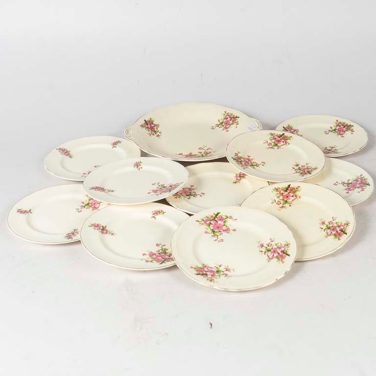 11 Piezas de lunch de loza inglesa (6 diferentes), diseño floral, borde dorado (desgastado). 4 Platos craquelados Medidas: 18