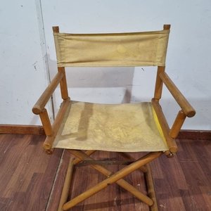 L 509 - Practica silla de director plegable con estructura en madera y asiento/respaldo de lona (Medidas 52x41x85cm) - imagen 1