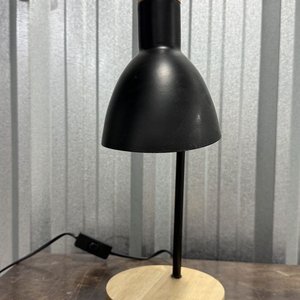 Lámpara de Escritorio Metálica Negra con Base de Madera Clara - imagen 3