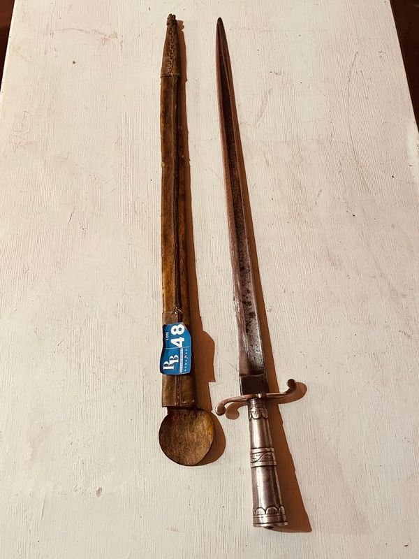 Espada antigua con vaina de cuero - imagen 3