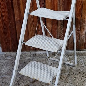 Lote siguiente: Escalera Metálica Plegable Blanca de 3 Escalones