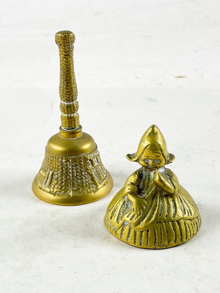 Dos campanillas en bronce de 6 y de 9 cm