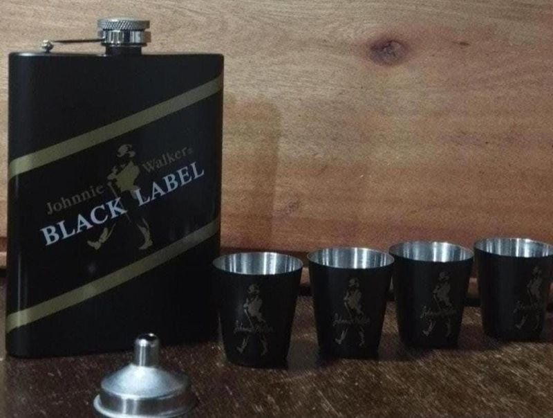 Petaca de metal con vasos y envudo - imagen 3