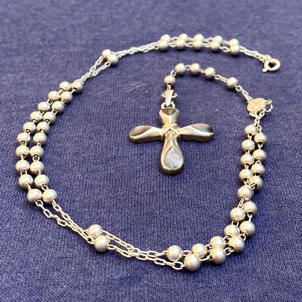 Collar de rosario de plata con cruz y detalles en metal - imagen 3