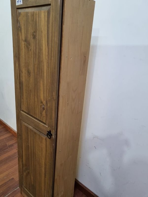 Gabinete de madera con puertas y estantes - imagen 3