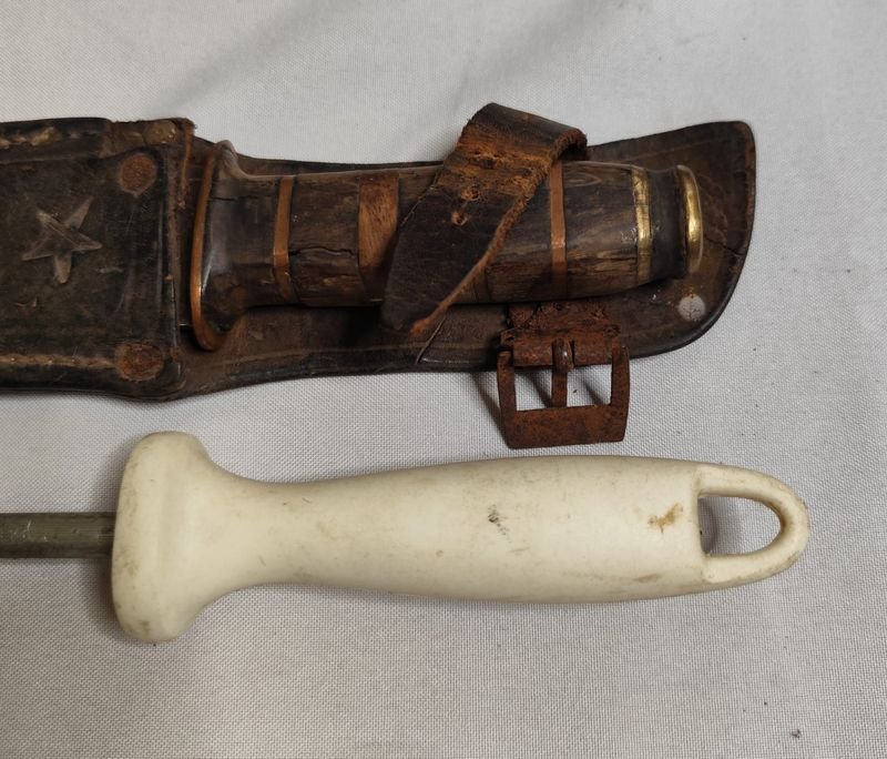 Antiguo Cuchillo con Mango de Bronce y Madera, Vaina y Chaira - imagen 8