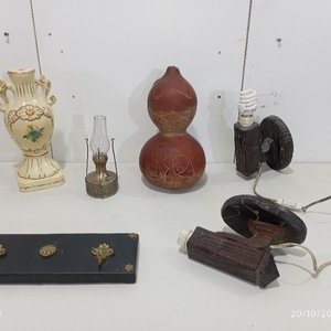 Lote anterior: Lote de 6 piezas: Jarrón de cerámica, lámpara a kerosene, adorno de calabaza, perchero y 2 apliques de madera