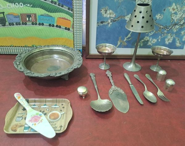 Colección de objetos de plata y melamina con accesorios de mesa y decoración - imagen 1