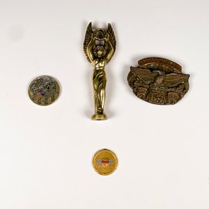 Lote de 4 piezas: Medalla "AJRP", Estatuilla bronce, Medalla "Bravo" y Hebilla Harley-Davidson - imagen 2