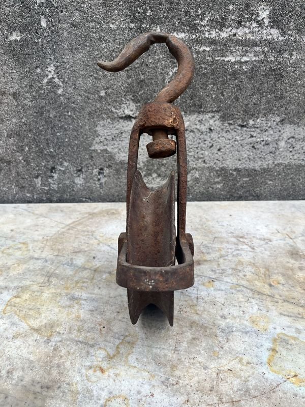 Rueda de hierro antigua con gancho - imagen 3