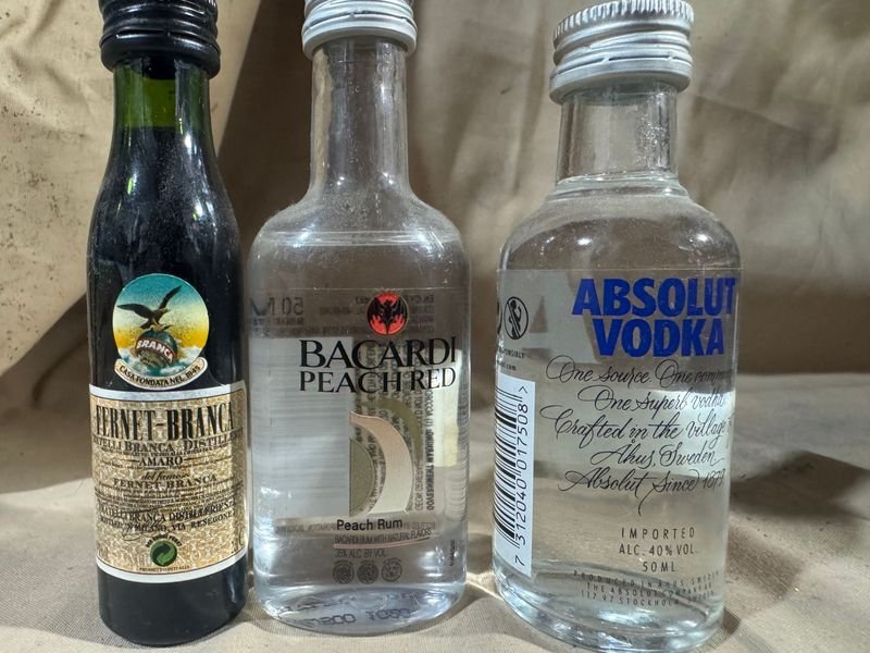 Lote de Mini Botellas de Licores Varios: Fernet Branca, Bacardi Peach, Absolut Vodka
