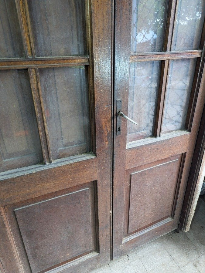 Puerta antigua con par de hojas batientes y banderola superior - imagen 12