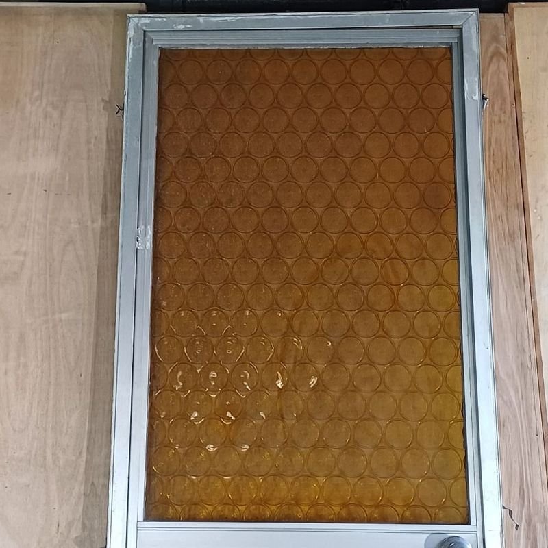 Puerta de aluminio con marco y vidrio tipo fantasía - imagen 5
