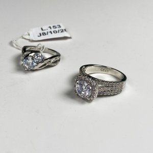 Lote siguiente: Dos Anillos Fantasía con Circones y Talla 17 mm