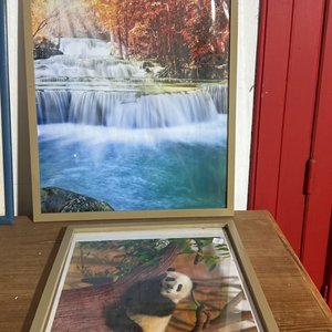 Lote siguiente: Dos Cuadros Decorativos con Paisaje y Panda