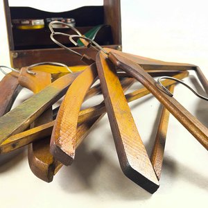 Lote de 9 Perchas de Madera y Cajón Zapatero con Lustra Botas - imagen 4