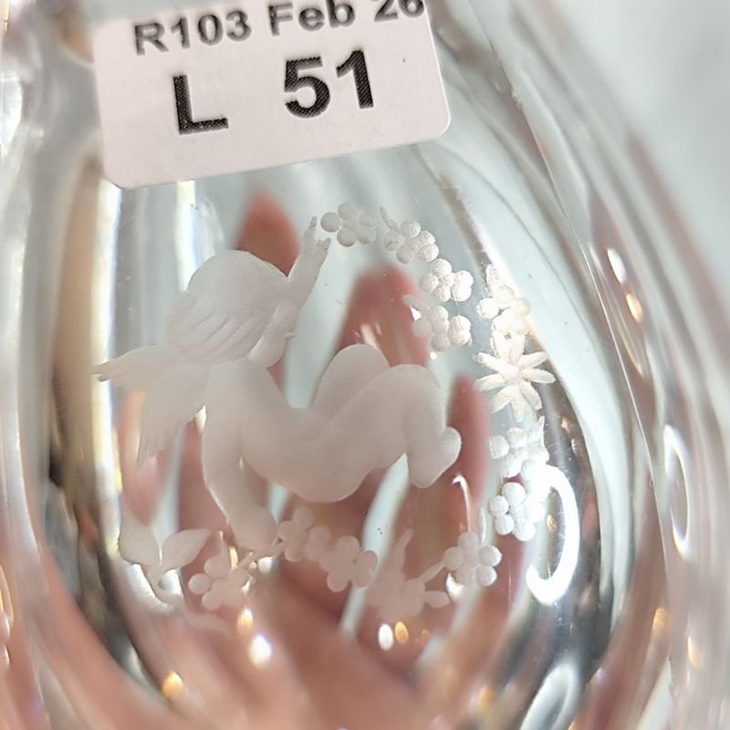 Hermoso florero miniatura en cristal tallado al ácido con imagen de ángel numerado en la base - imagen 2