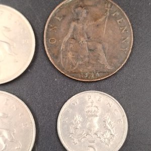 Lote de 6 monedas de Gran Bretaña: 1 Penny 1920, 6p 1960, 5p 1969/1970, 10p 1968/1974 - imagen 5