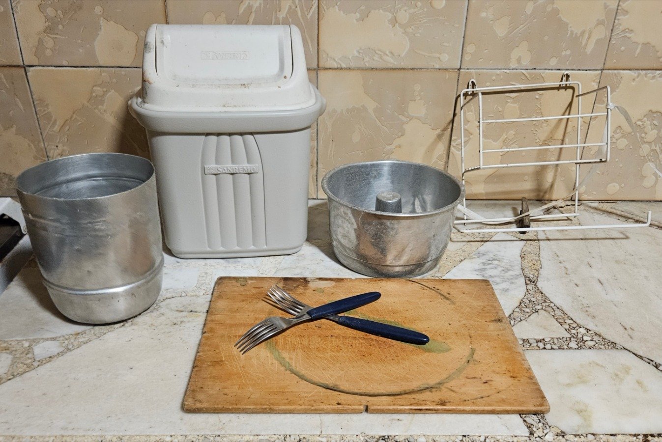 Budinera, Tarro Basura, Porta Rollo y Utensilios de Cocina