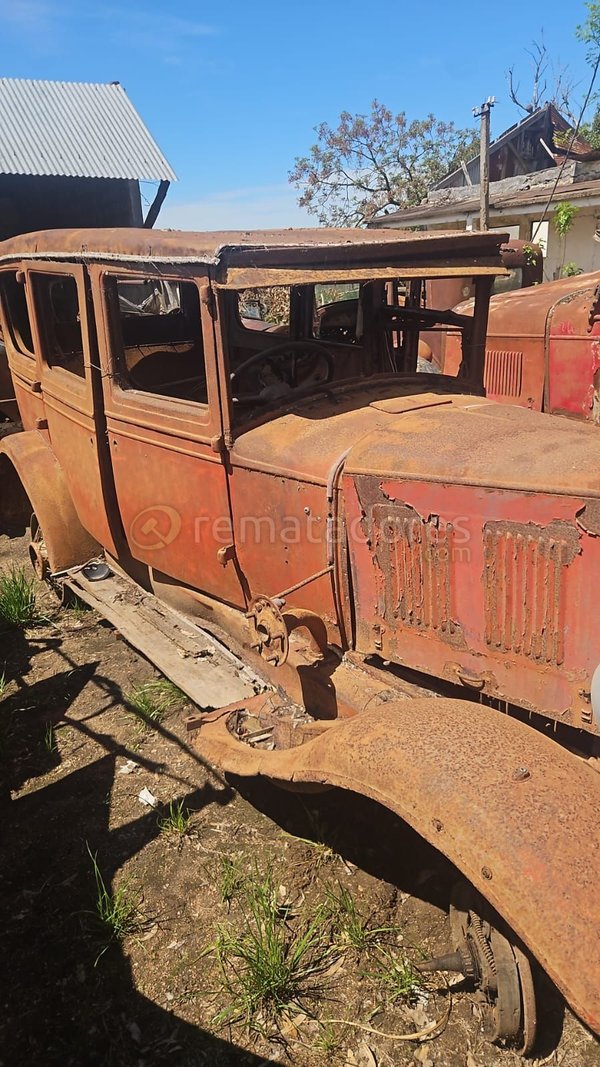 Antiguo Automóvil Clásico Rústico para Restaurar