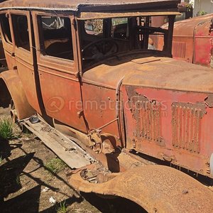 Antiguo Automóvil Clásico Rústico para Restaurar - imagen 1