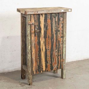 Lote siguiente: Mueble Rústico de Madera con Puerta y Estantes