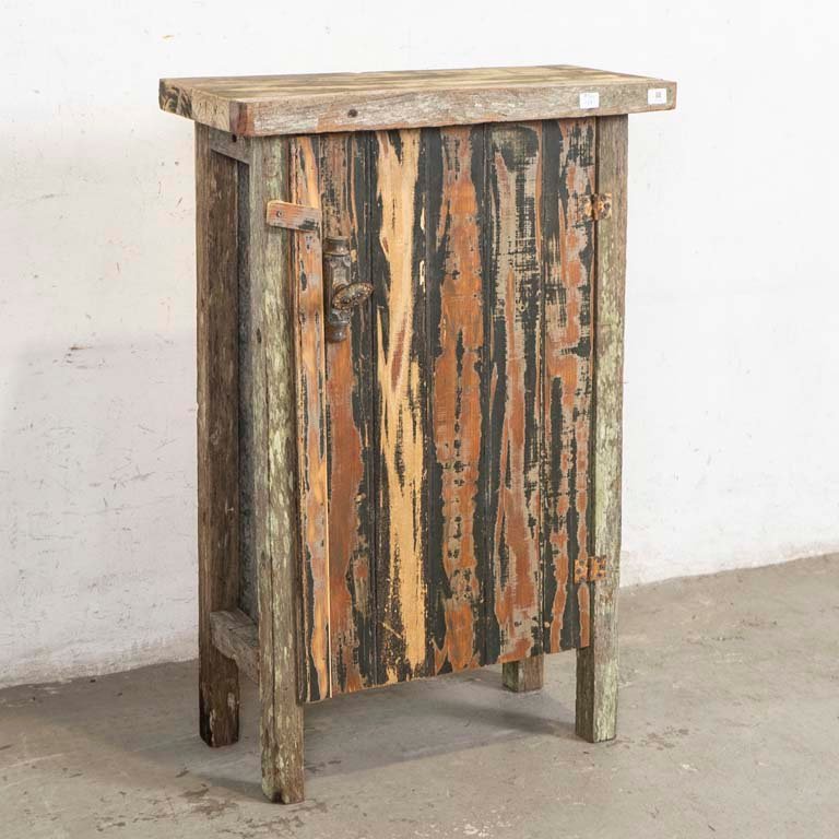 Mueble Rústico de Madera con Puerta y Estantes